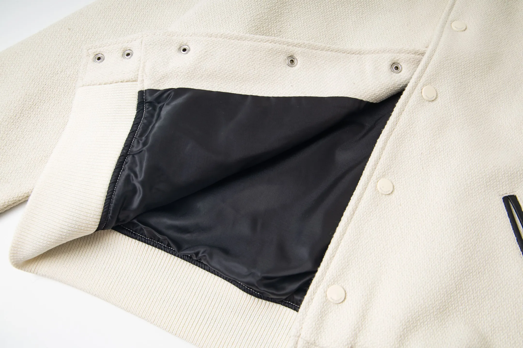 P520 wool version. High version ready in stock. Saint Laurent Paris slp classic leather patchwork black and white baseball collar jacket. The original version is 1:1 to develop the highest version on the Internet. It took 2 months to customize pure wool fabric and jacquard ribbing (ordinary machines cannot achieve this jacquard effect). The version is super handsome. The patchwork position is very particular about parking technology. Whether the whole dress looks good depends on the position 46-48-50-52.